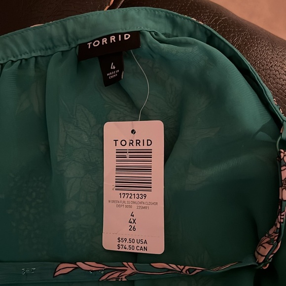 Torrid cold shoulder top - Picture 4 of 7